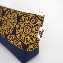 ZIPPED POUCH IN GOLD MEDALLIONS