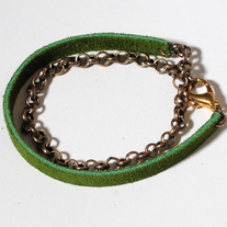 Delicate suede brass bracelet in green (double layer)