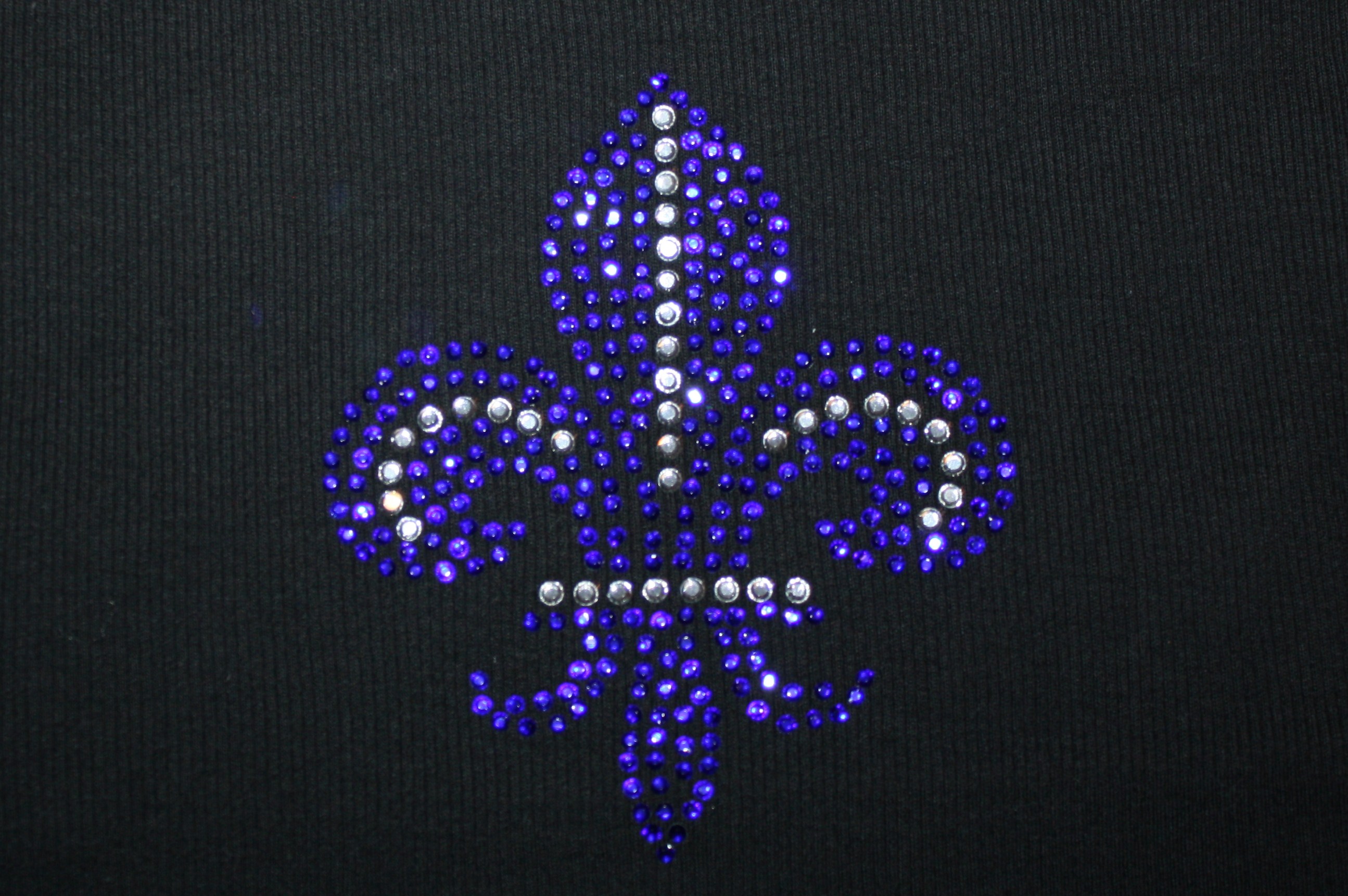 Blue_and_white_fleur_de_lis_on_black_original