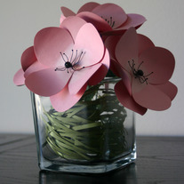 Amemone_20in_20vase_20w_20bear_20grass_medium