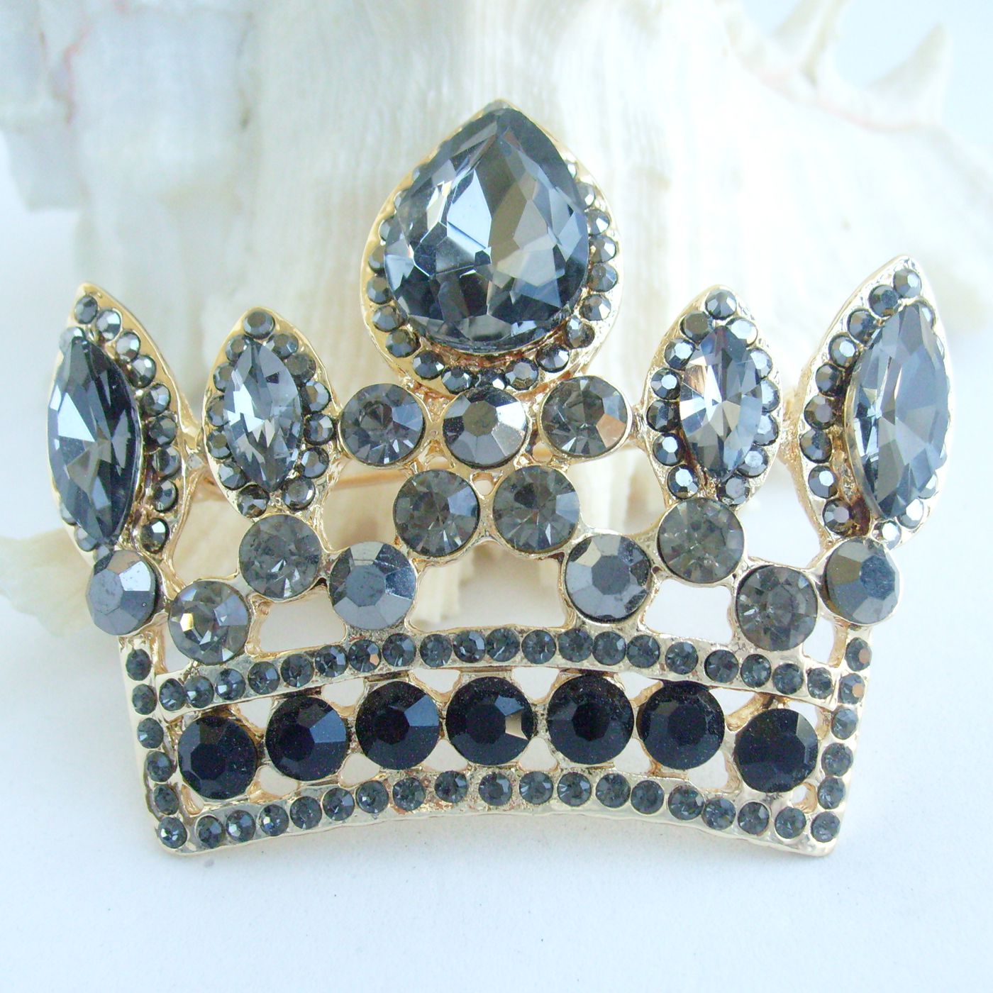Sindary Classic Crown Brooch Pin Pendant Rhinestone Crystal Crown Pin BP05050 (GoldTone Black